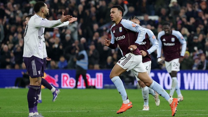 Aston Villa Kalahkan Manchester United 2–1